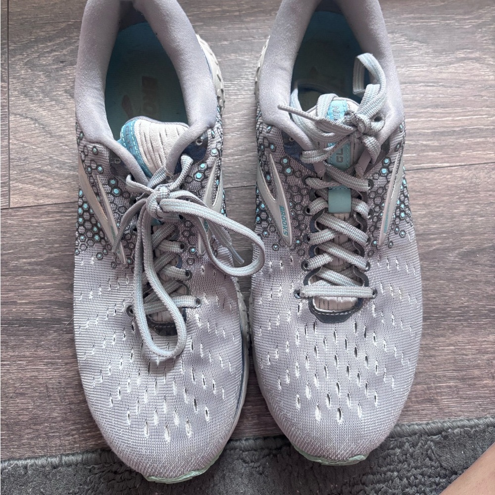 Brooks Women's Light Gray Running Sneakers with Aqua Accents